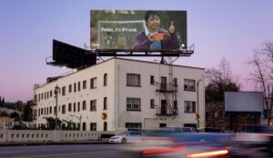 Publicidad de Apple OOH 2026