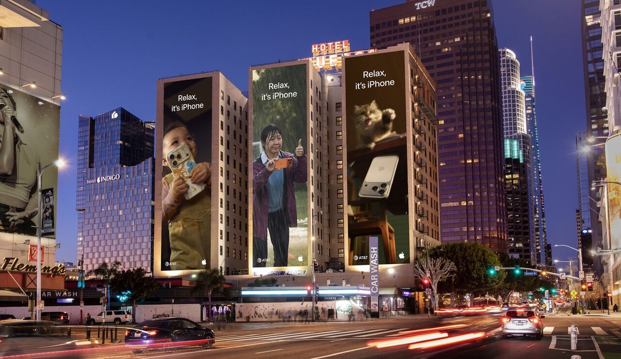 Publicidad de Apple OOH 2026