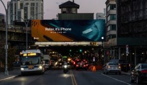 Publicidad de Apple OOH 2026