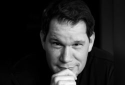 Alvaro Rattinger es CEO de la Revista Merca2.0 y colaborador de Eduardo Ruiz-Healy en Radio Fórmula. Autor de los libros Nuevo juego, nuevas reglas y Marketing Asimétrico.