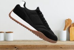 Flexi remata tenis para hombre con un 45% de descuento; tienen un diseño similar a los de Ferragamo Cortesía: Amazon / Canva